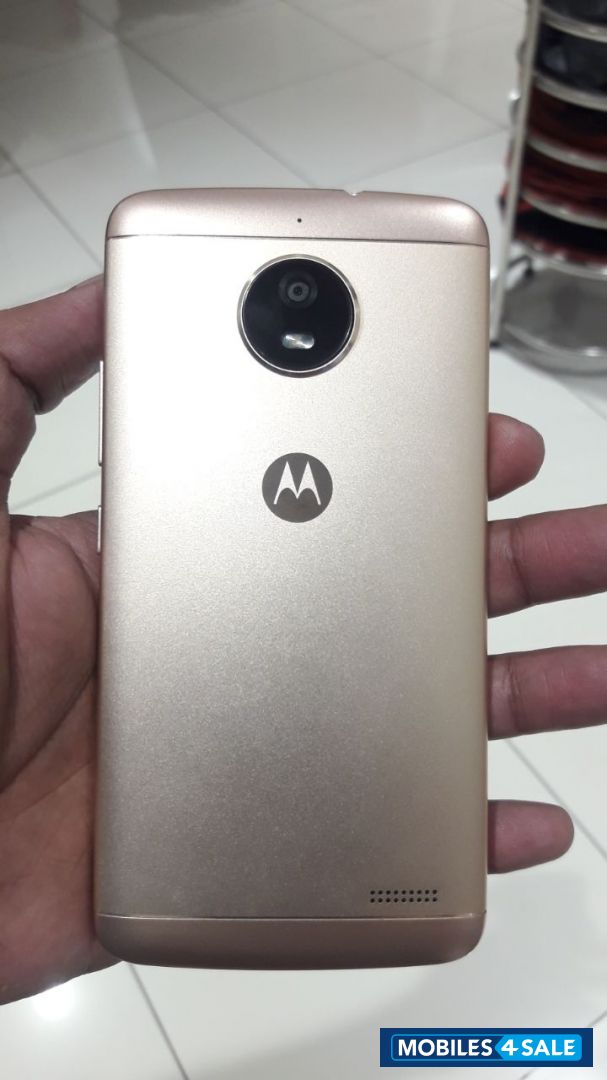 Gold Motorola Moto E4