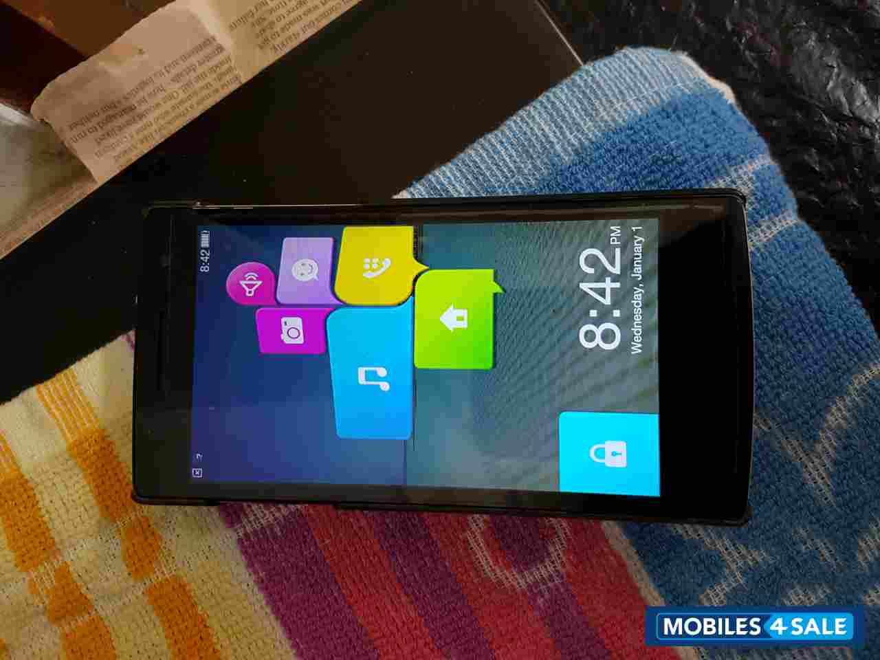 White Oppo R-series R827