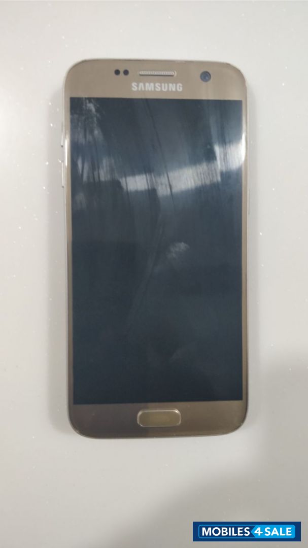 Gold Samsung Galaxy S7