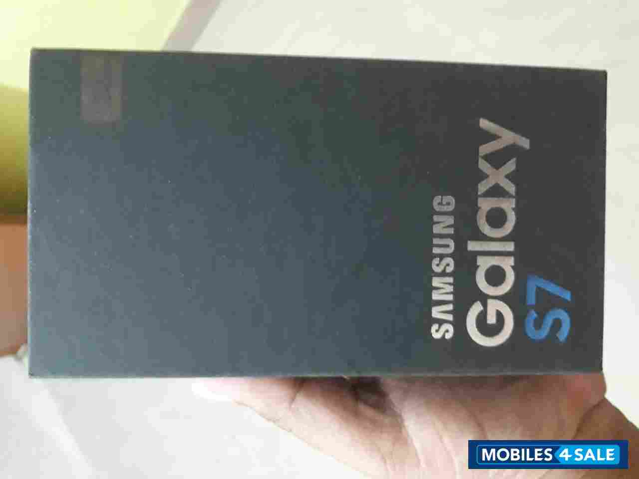 Gold Samsung Galaxy S7