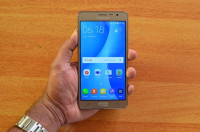 Gold Samsung Galaxy On7