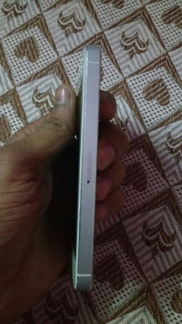White Apple iPhone 5