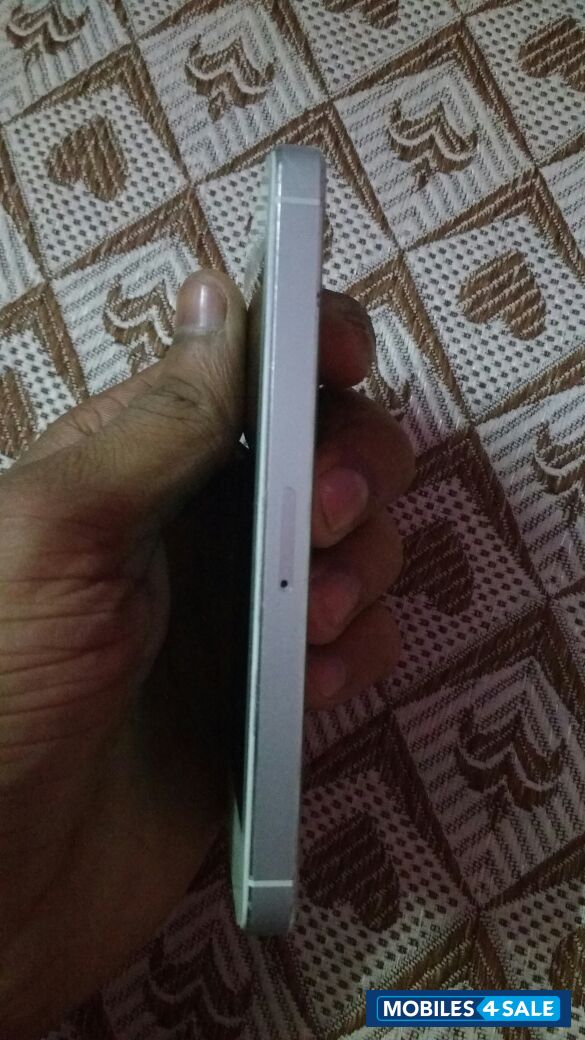 White Apple iPhone 5