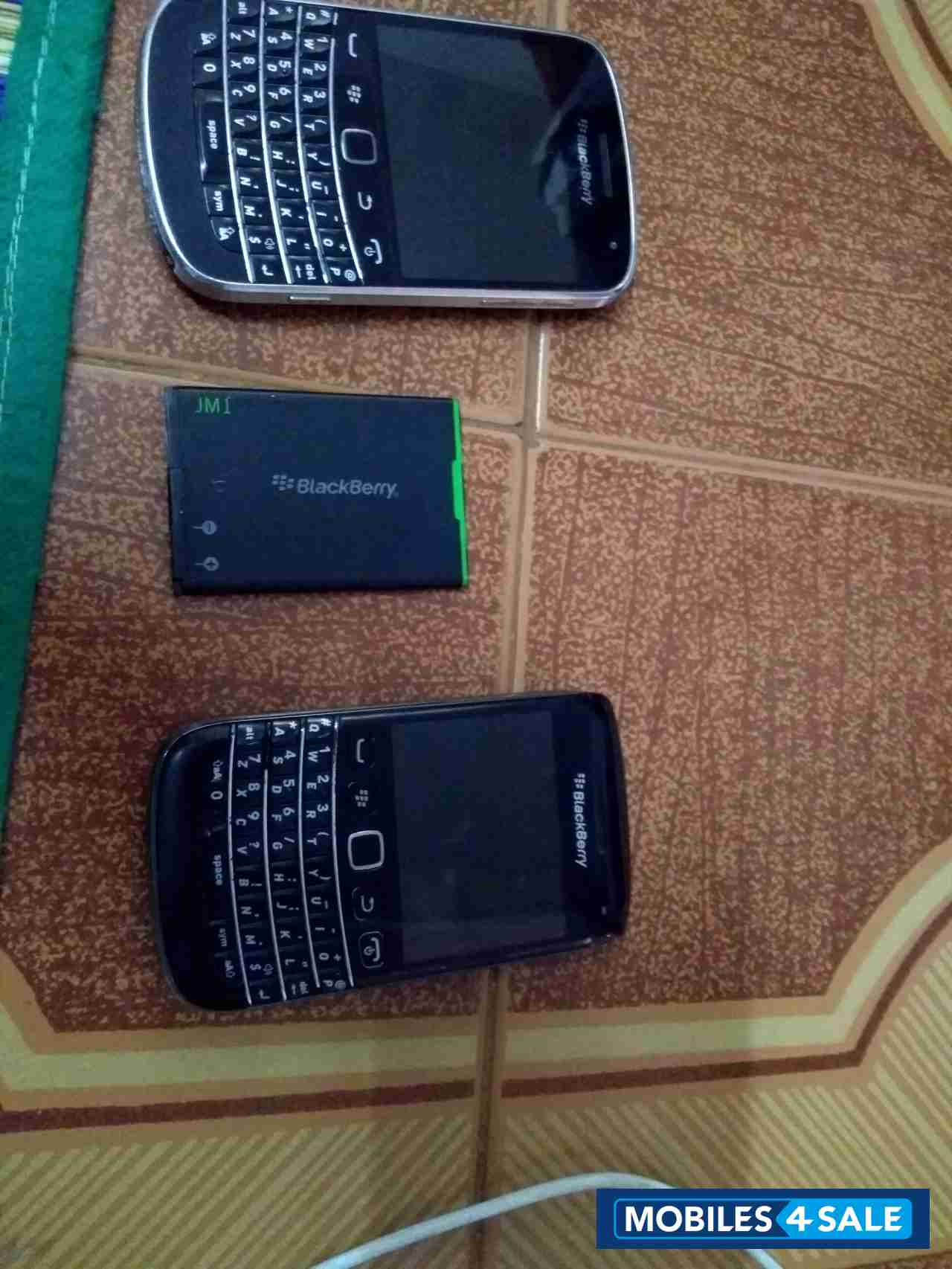 Black BlackBerry Bold 9900