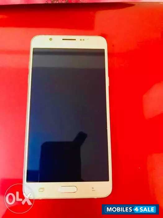 Gold Samsung Galaxy On8