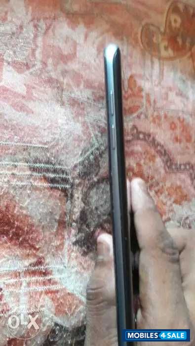 Black Samsung Galaxy S7 Edge