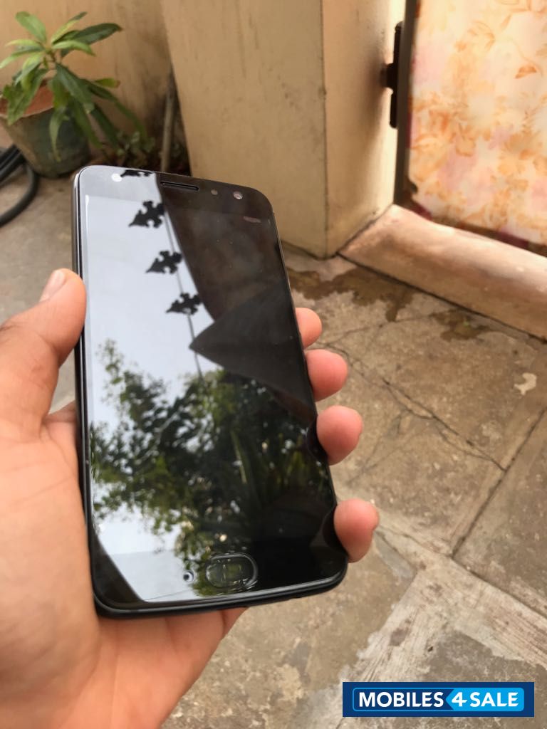 Black Motorola  Moto X4