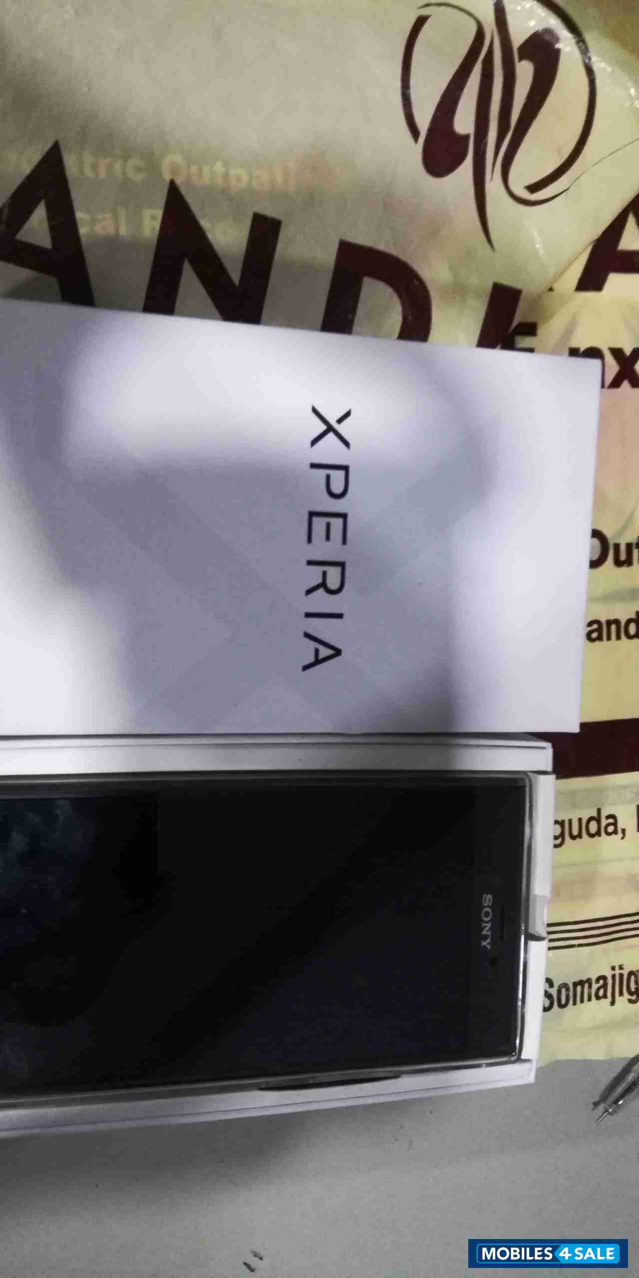 Black Sony  Xperia r1