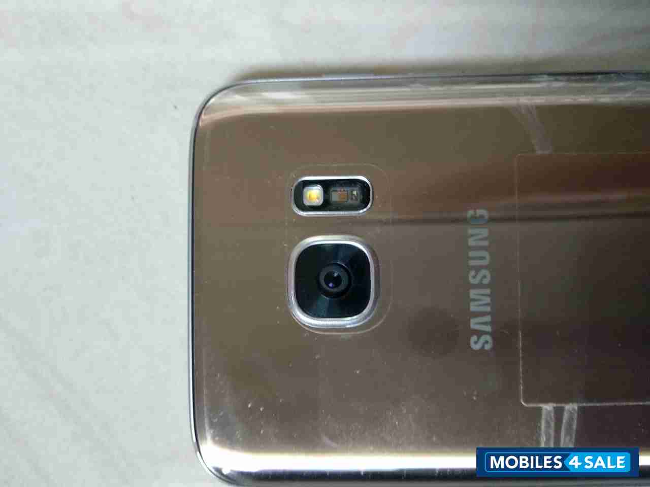 Gold Samsung Galaxy S7