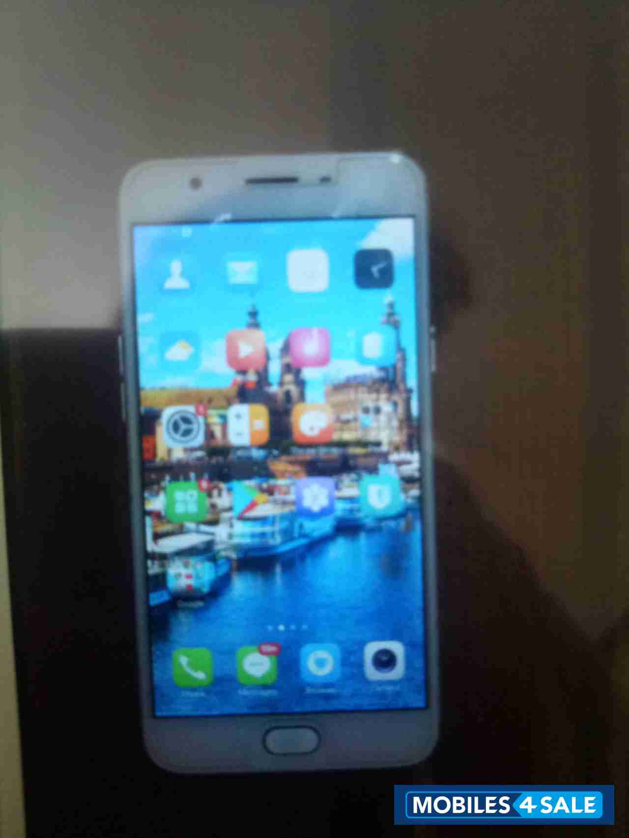 White Oppo  F1s