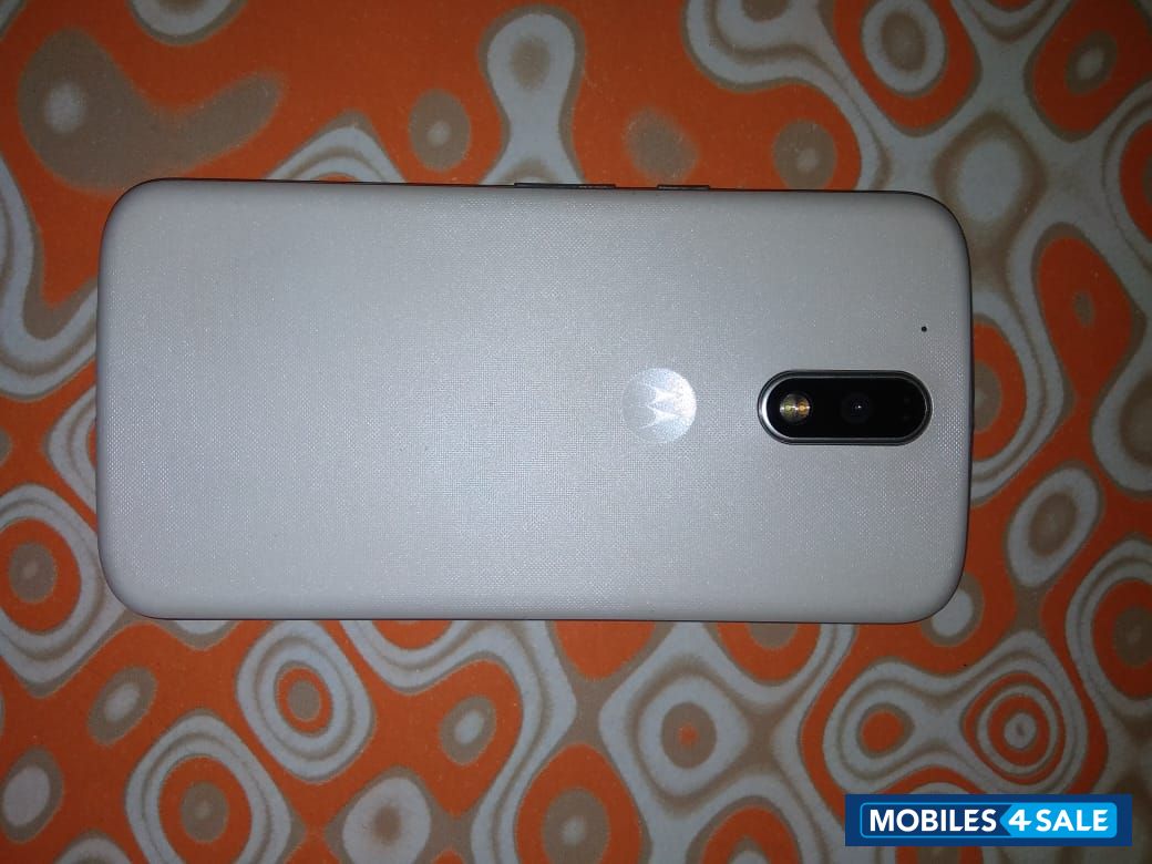 White Motorola  G4 plus