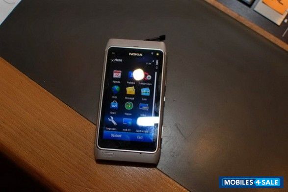 Silver Nokia  N8-00
