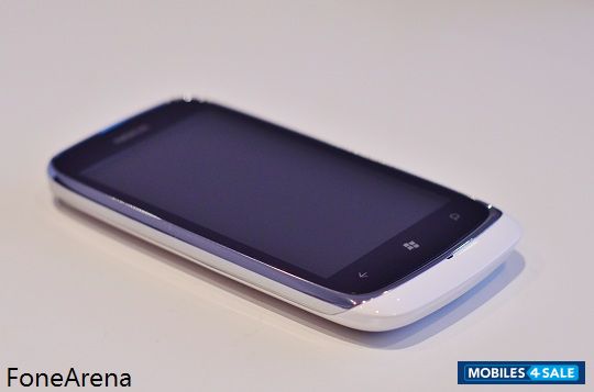 White Nokia Lumia 610