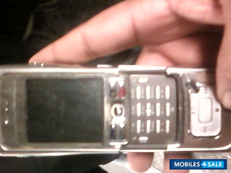 Metallic Silver White. Nokia N91