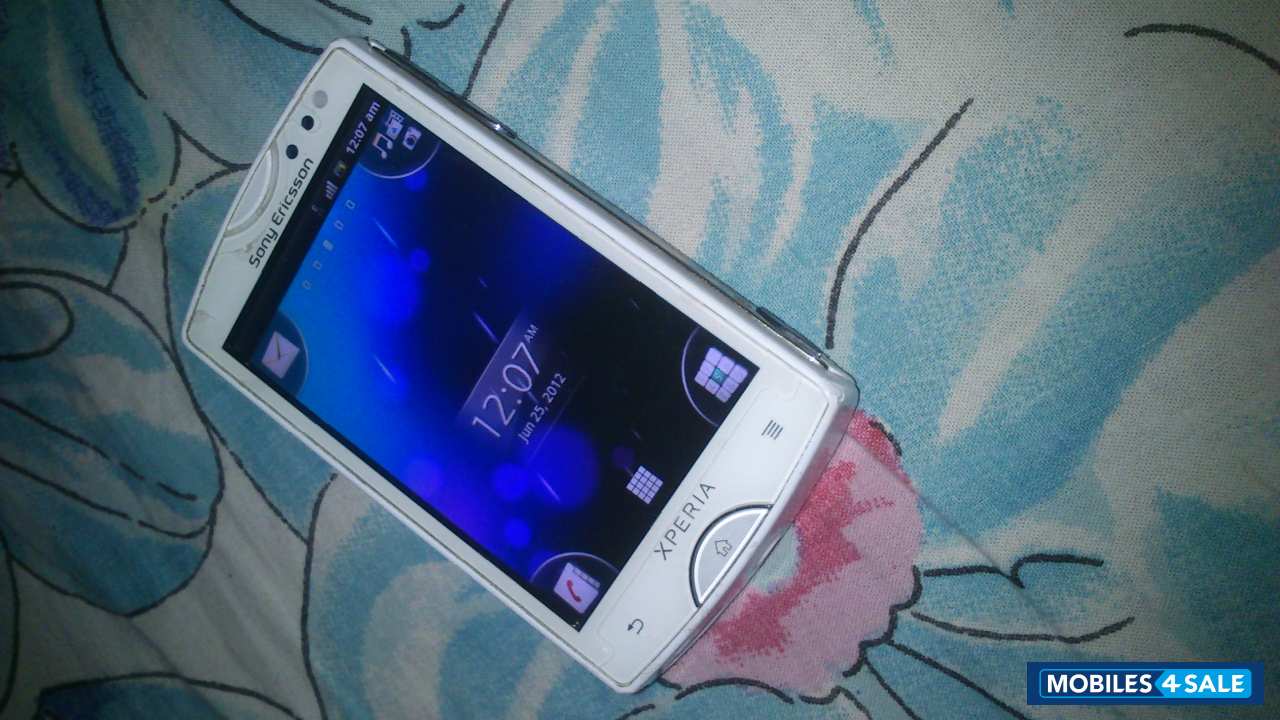 White Sony Ericsson Xperia mini