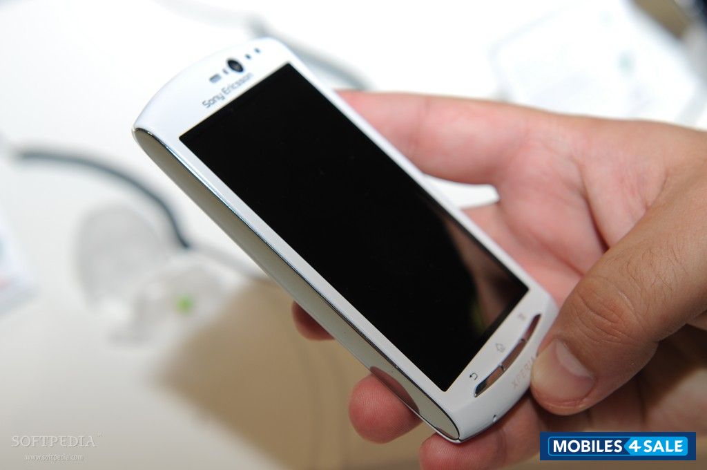 White Sony Ericsson Xperia neo V