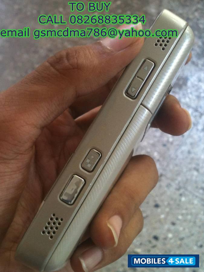 Silver Nokia N82