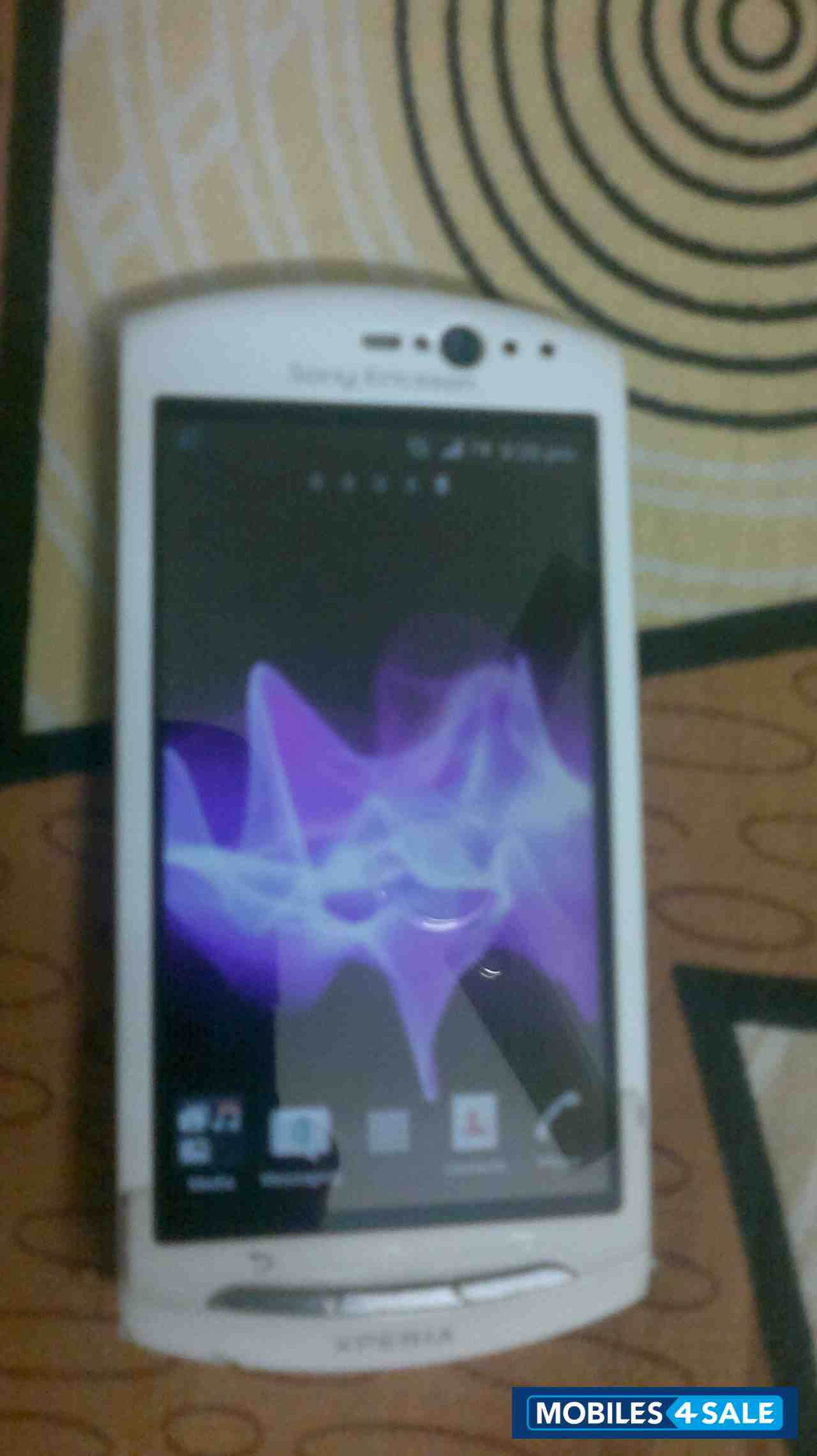 White Sony Ericsson Xperia neo V