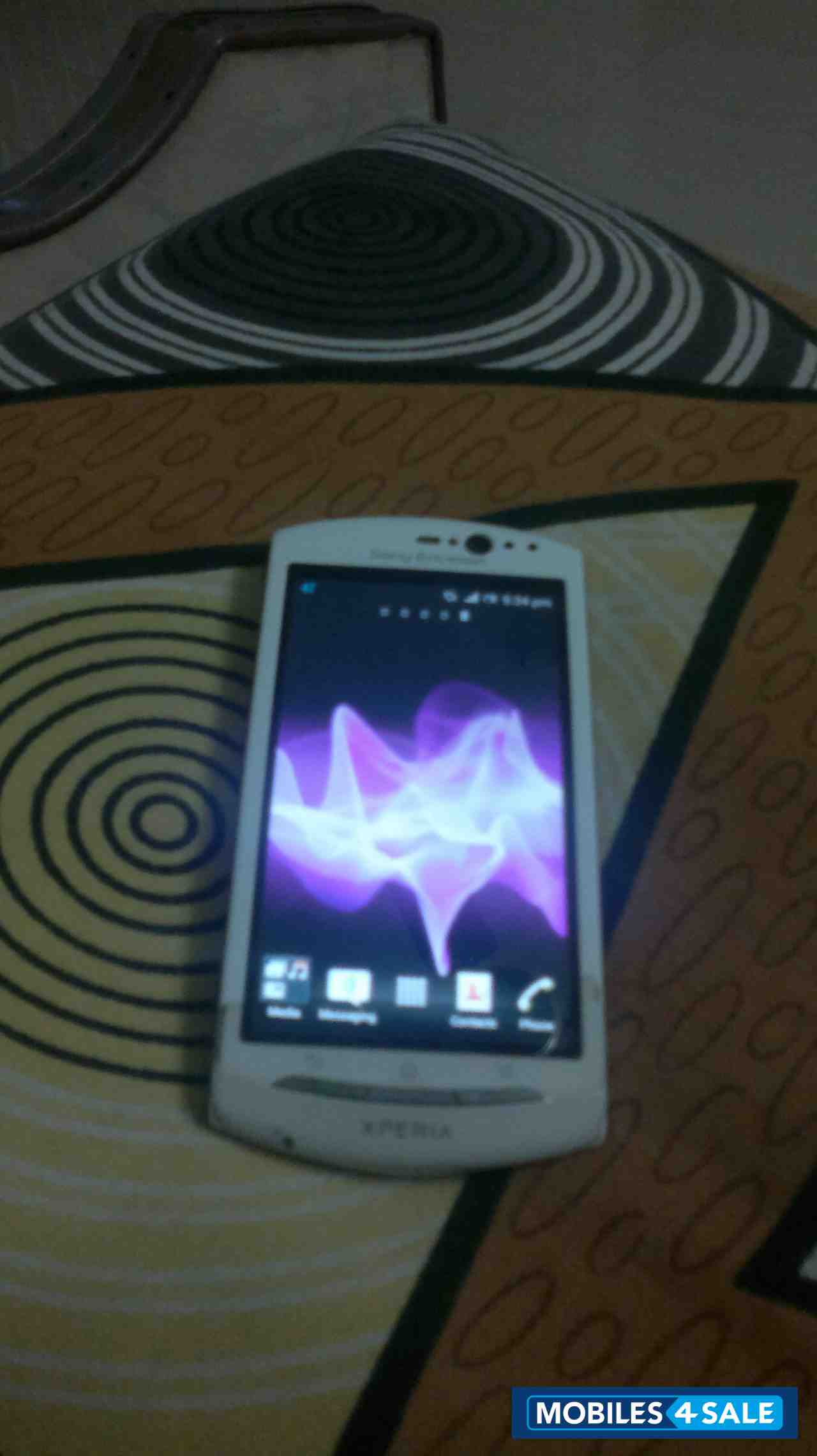 White Sony Ericsson Xperia neo V
