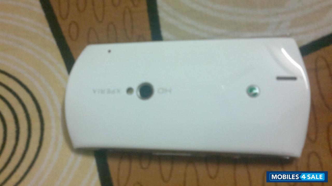White Sony Ericsson Xperia neo V