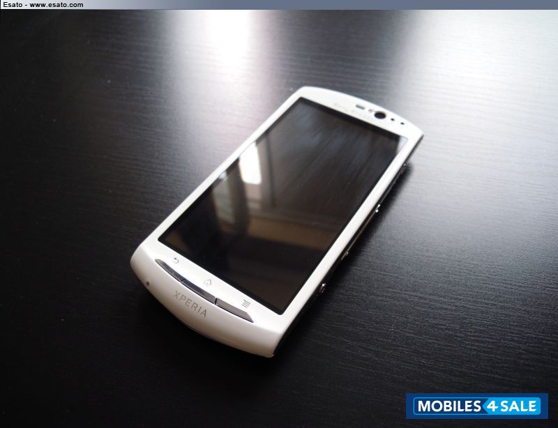 White Sony Xperia neo V