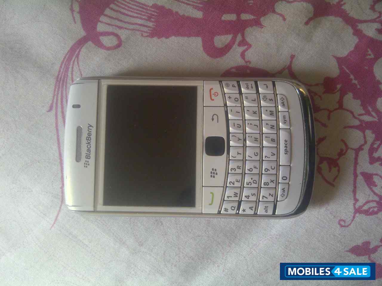White BlackBerry bold 3 9780