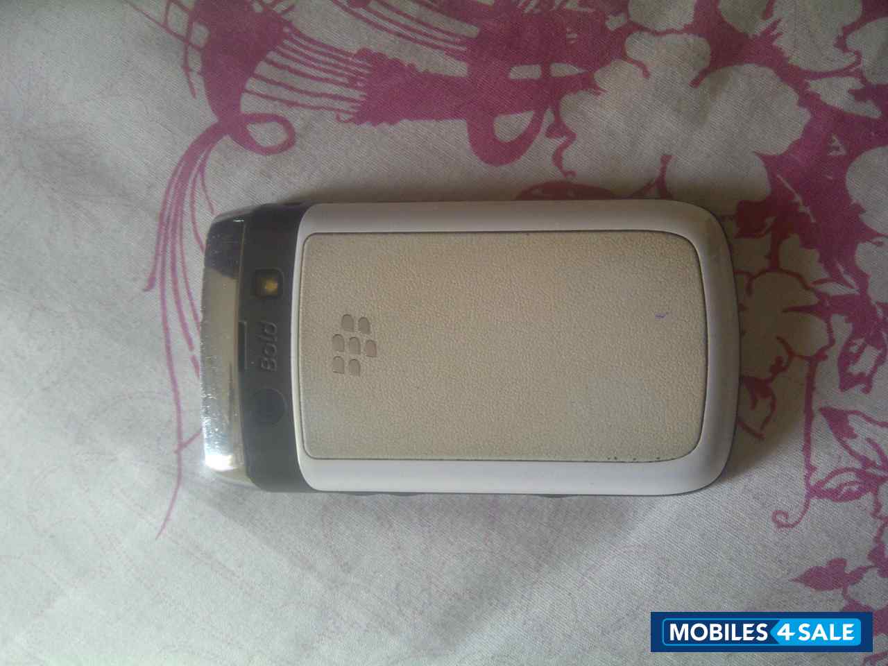 White BlackBerry bold 3 9780
