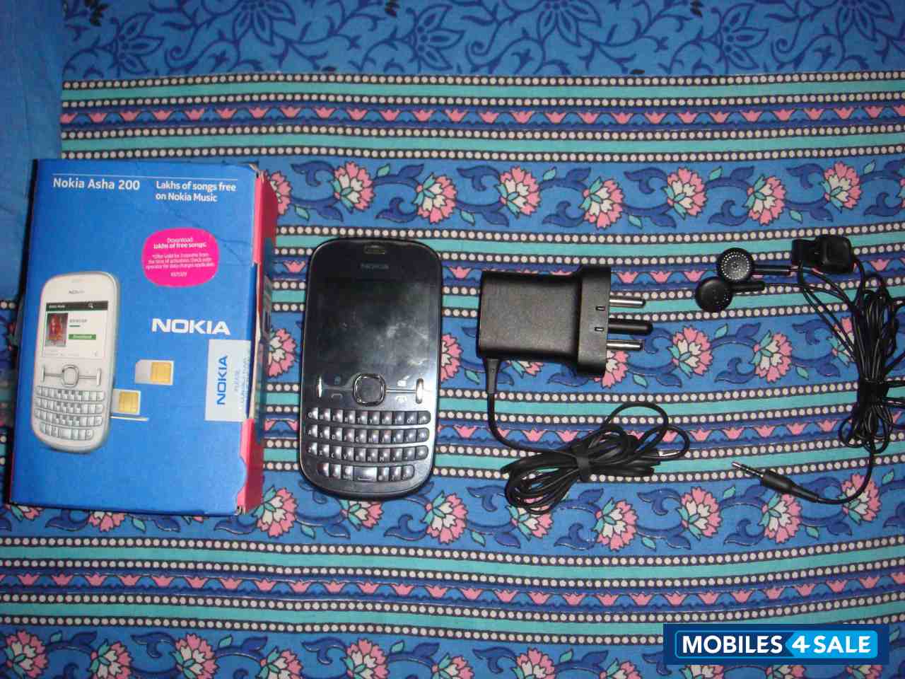 Used 2012 Nokia Asha 200 for sale in New Delhi. Black colour. ID is 30459 Mobiles4Sale