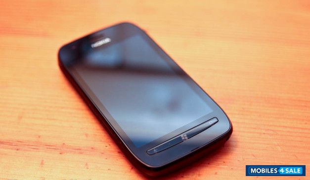 Black Nokia Lumia 710