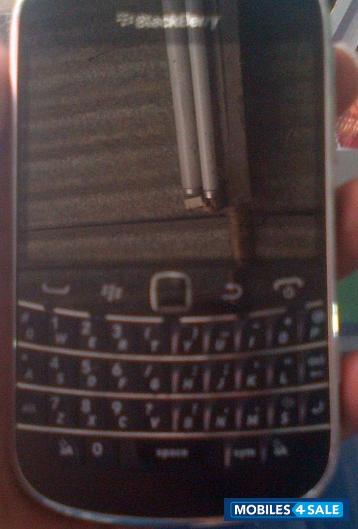 Black BlackBerry Bold 9900
