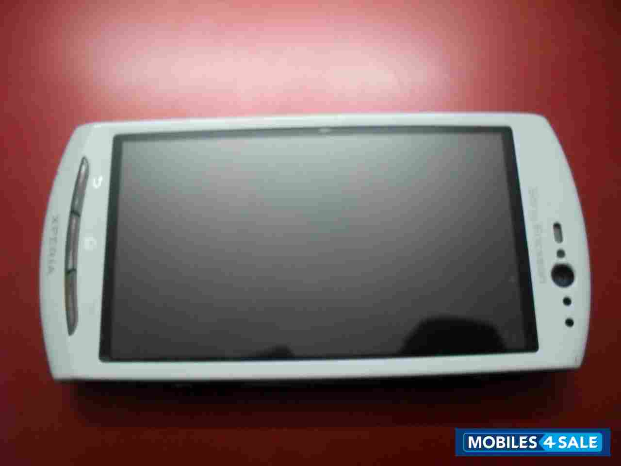 White Sony Ericsson Xperia neo V