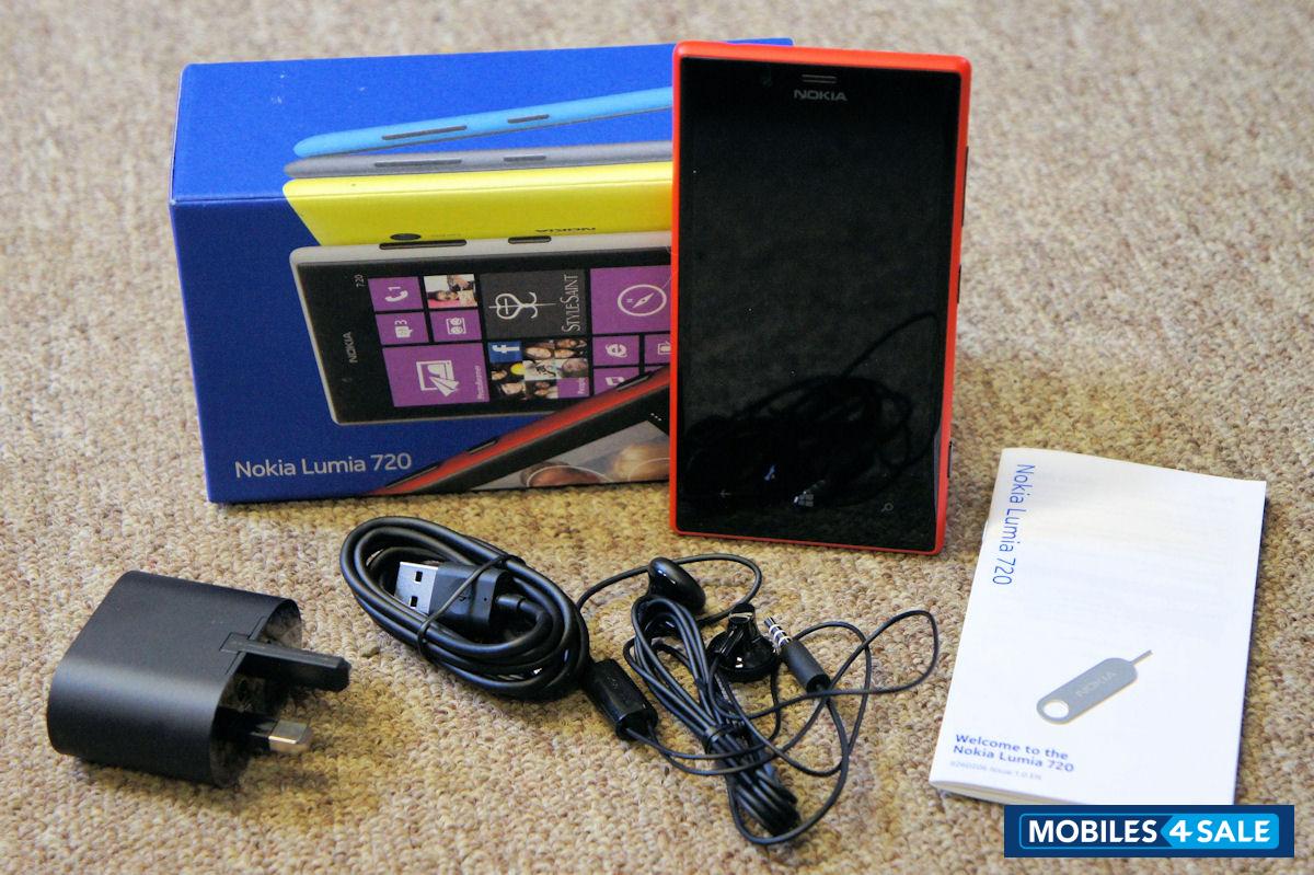 White Nokia Lumia 720