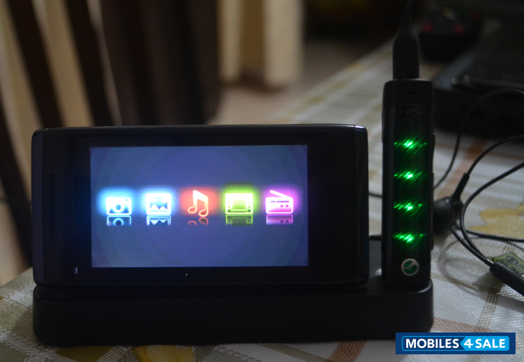 Black Sony Ericsson Aino