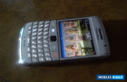 White BlackBerry Bold 9780