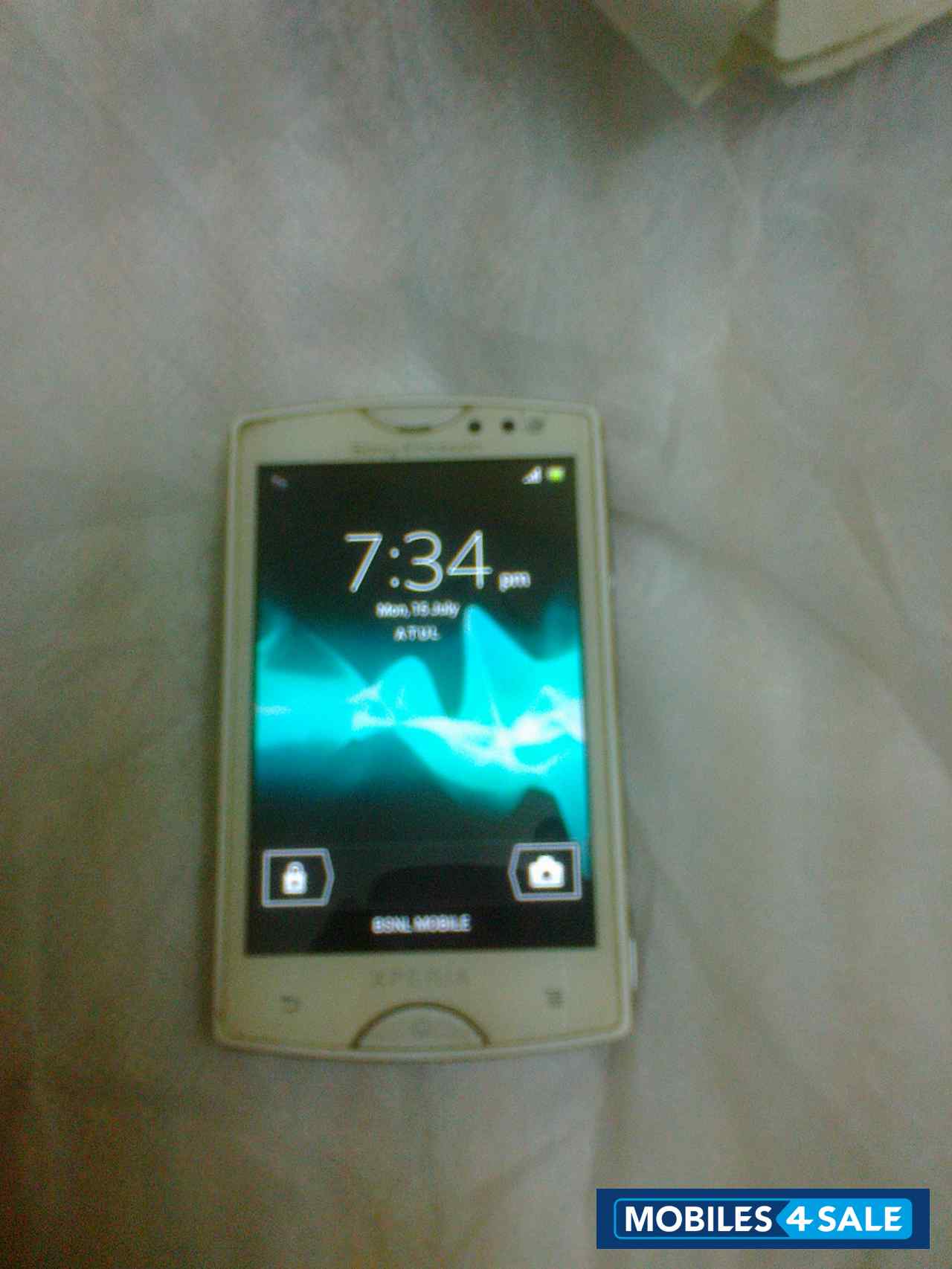 White Sony Ericsson Xperia mini