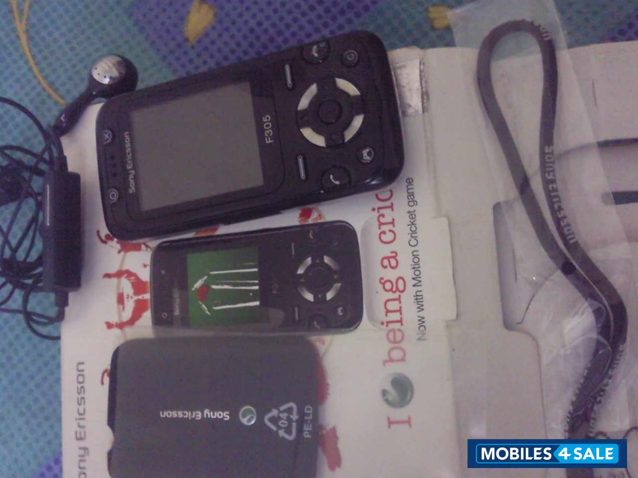 Black Sony Ericsson F305