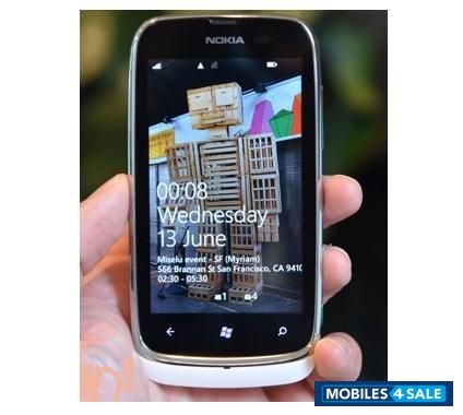 White Nokia Lumia 610