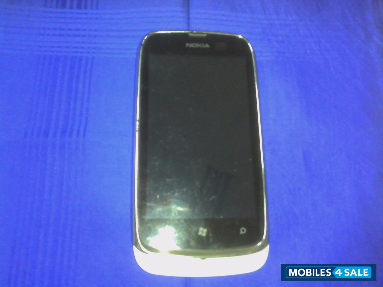 White Nokia Lumia 610