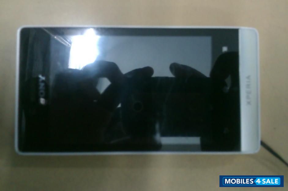 White Sony Xperia miro