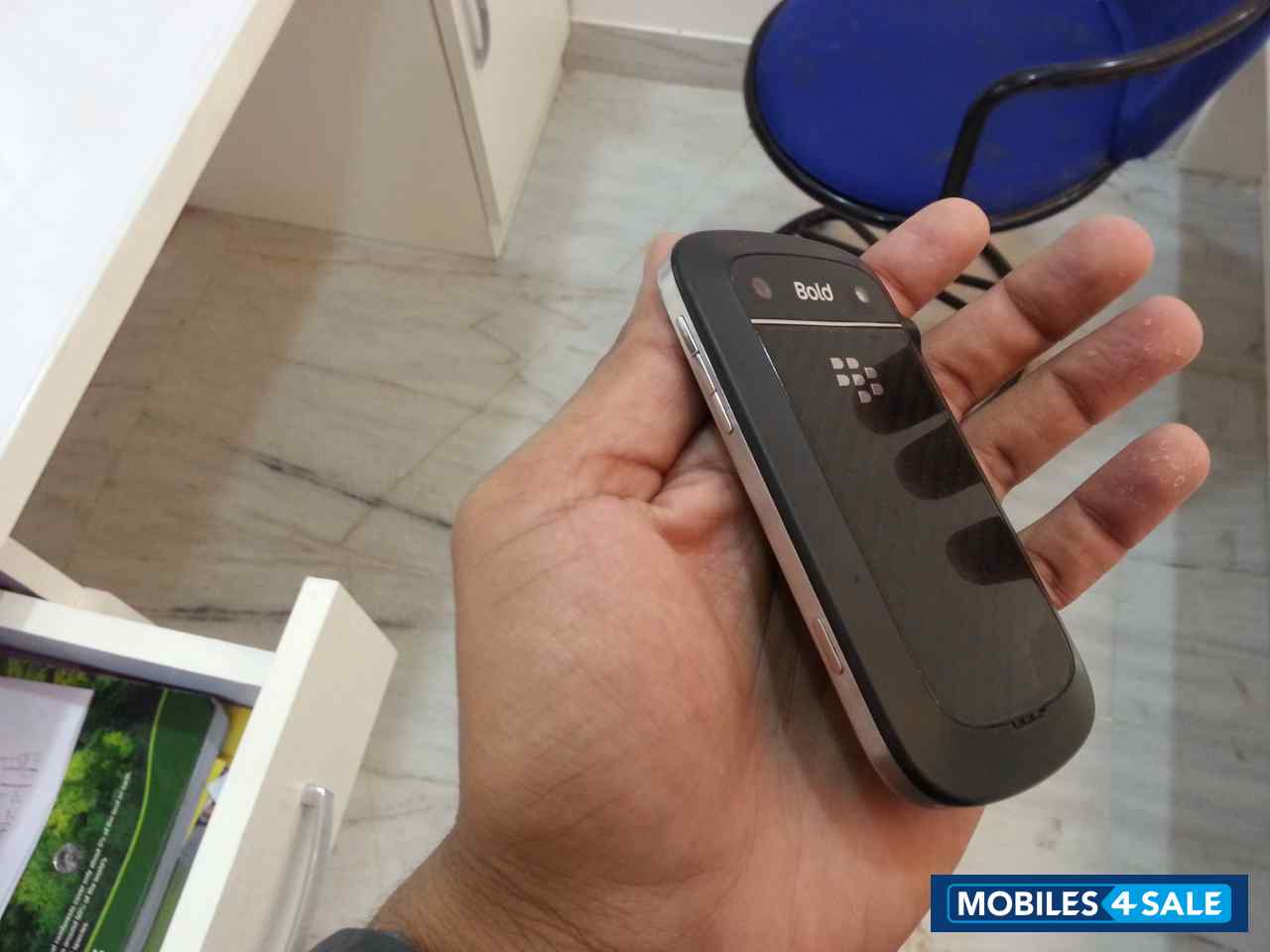 Black BlackBerry Bold 9900