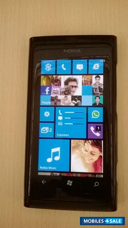 Black Nokia Lumia 800