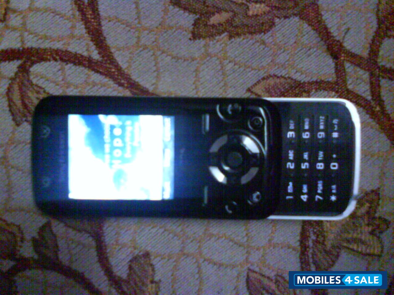 Black Sony Ericsson F305