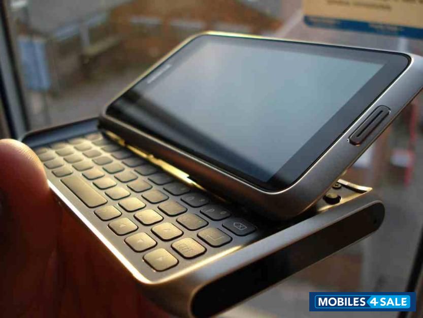 Black Nokia E7-00