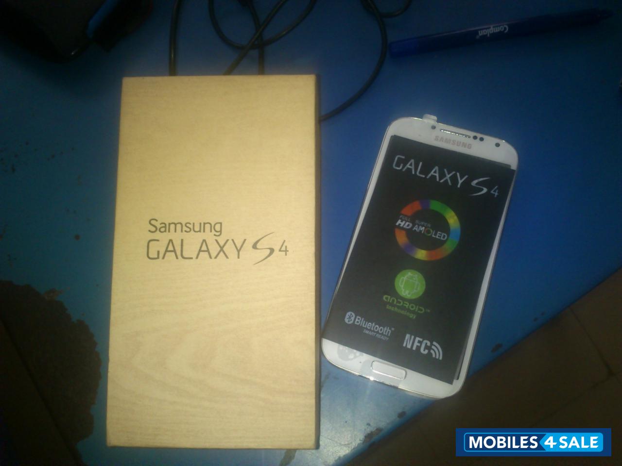 White Samsung Galaxy S4
