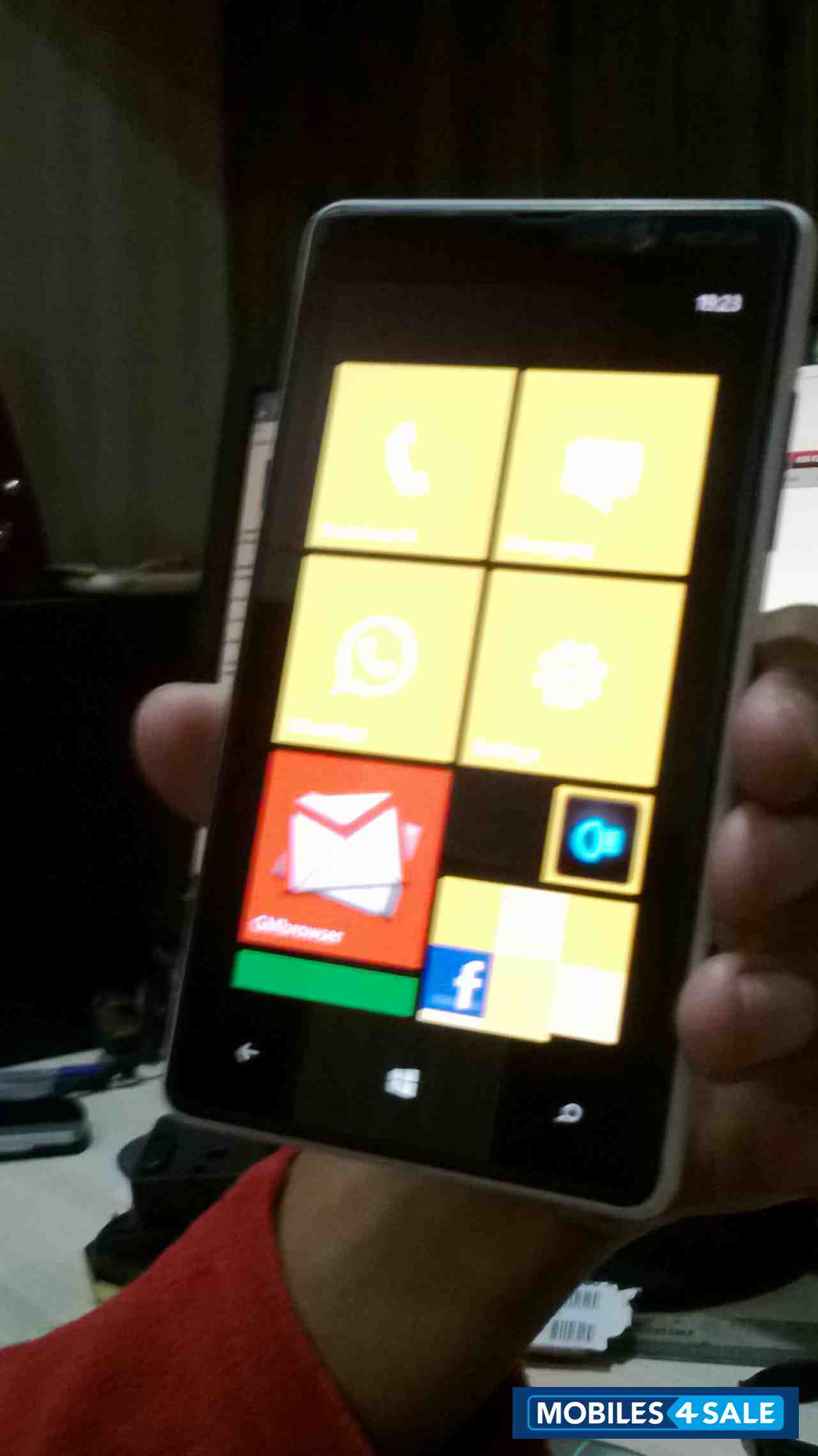 White Nokia Lumia 820