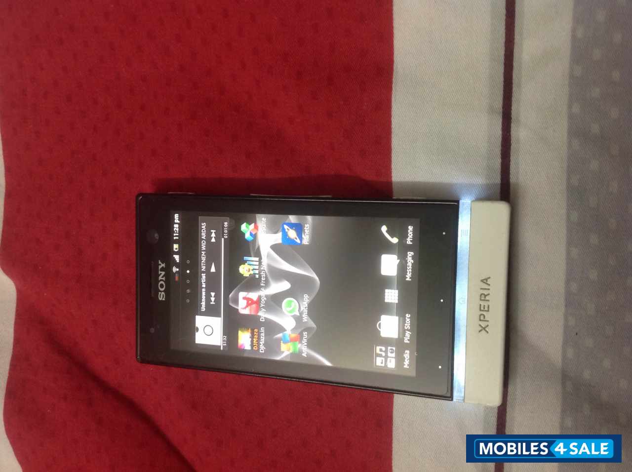 White Sony Ericsson Xperia U