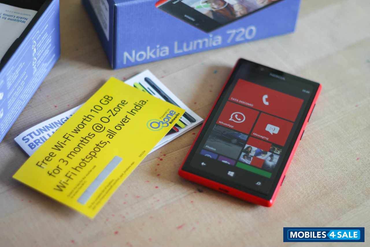 Red Nokia Lumia 720