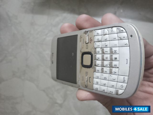 White Nokia C3