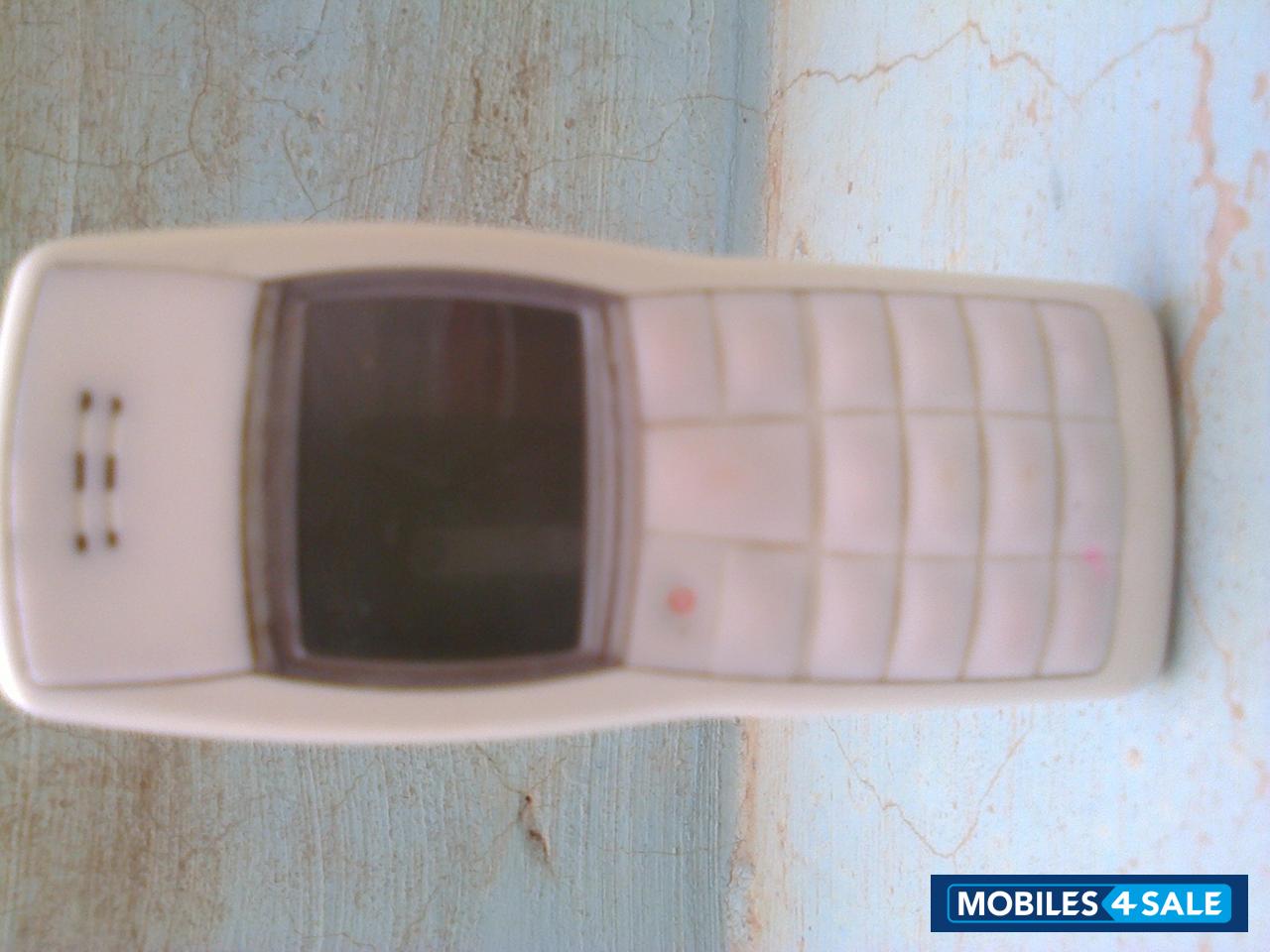 White Nokia 1100