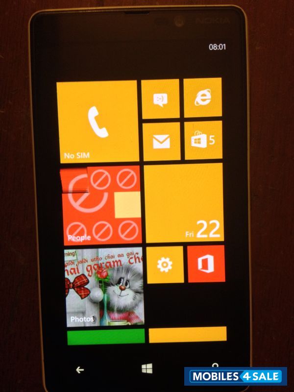 White Nokia Lumia 820